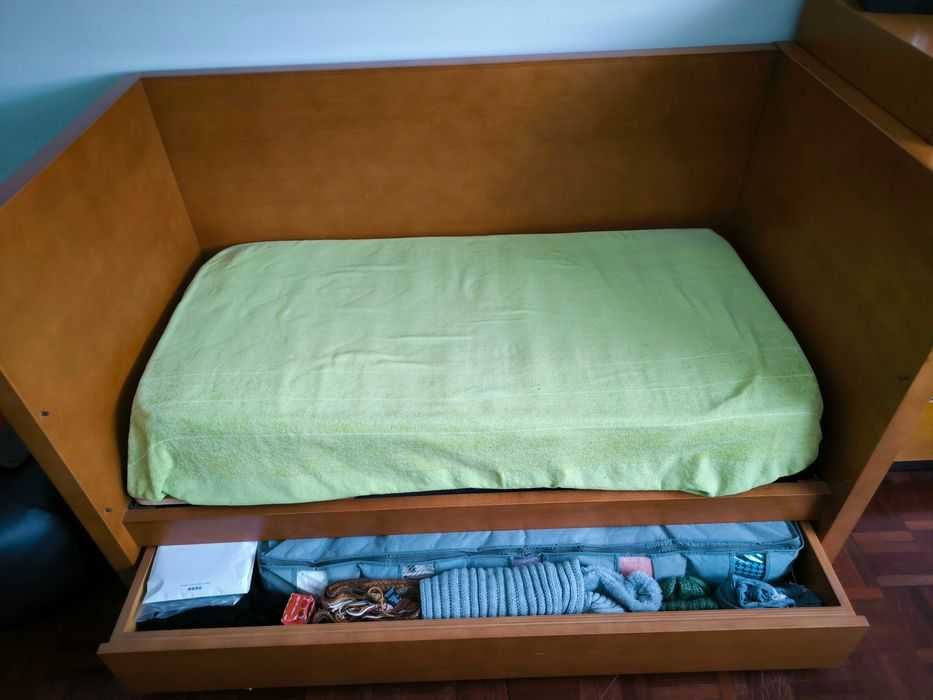 Cama de bebê com arrumação