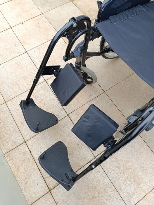 Apoio elevatório para cadeiras de rodas