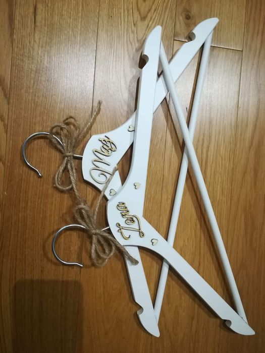 Wieszaki ślubne. Pozostałości po ślubie. Białe