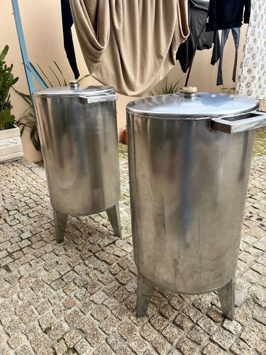 Pipos / Depósitos em Inox com Torneira – Bom Estado