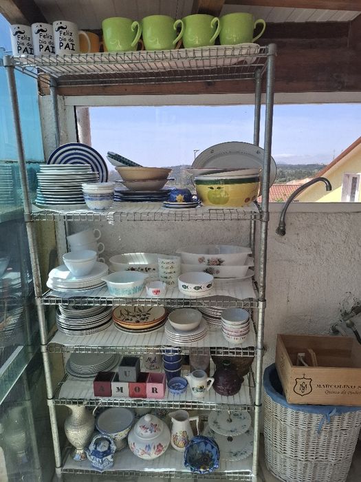 Louças, livros,  DVDs de música e filmes,roupas, etc.