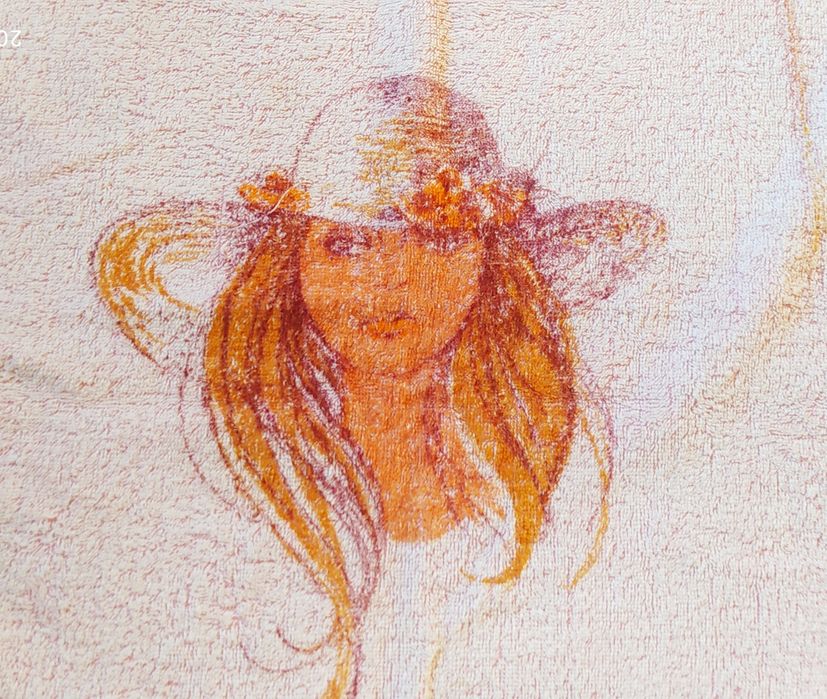 3 ręczniki różowe z twarzą dziewczynki.