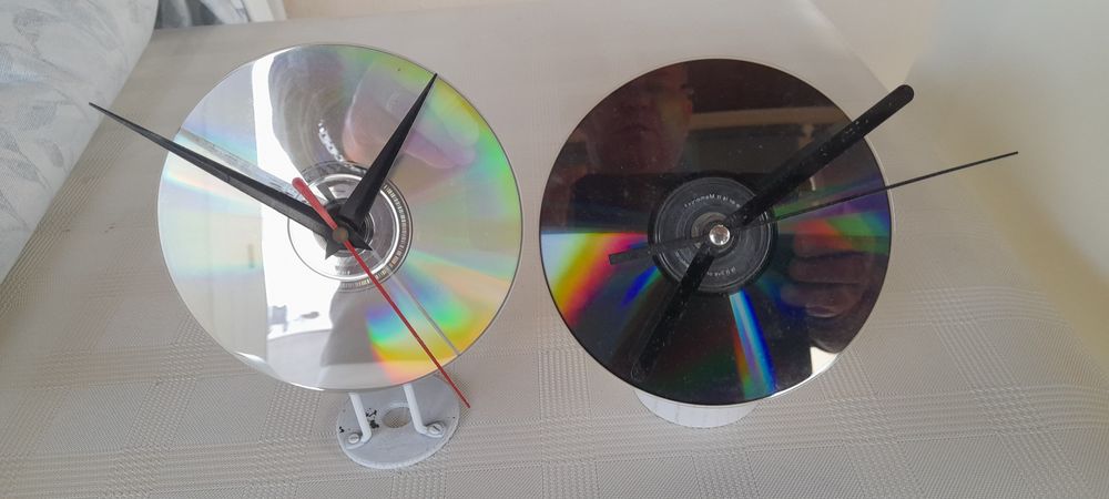 2 Relógios com mostrador CD com pilha