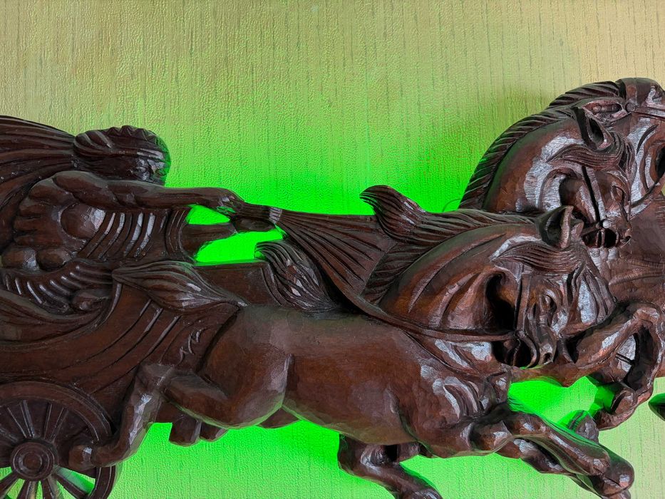 Quadriga em madeira com iluminação própria