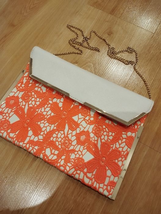 Torebka kopertówka na złotym łańcuszku