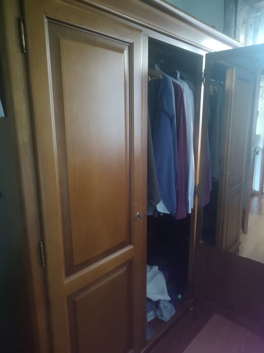 Armário de quarto com três portas