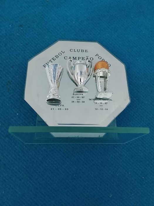 Bonita Peça em Vidro do FC Porto Campeão Europeu, Intercontinental, Taça UEFA.