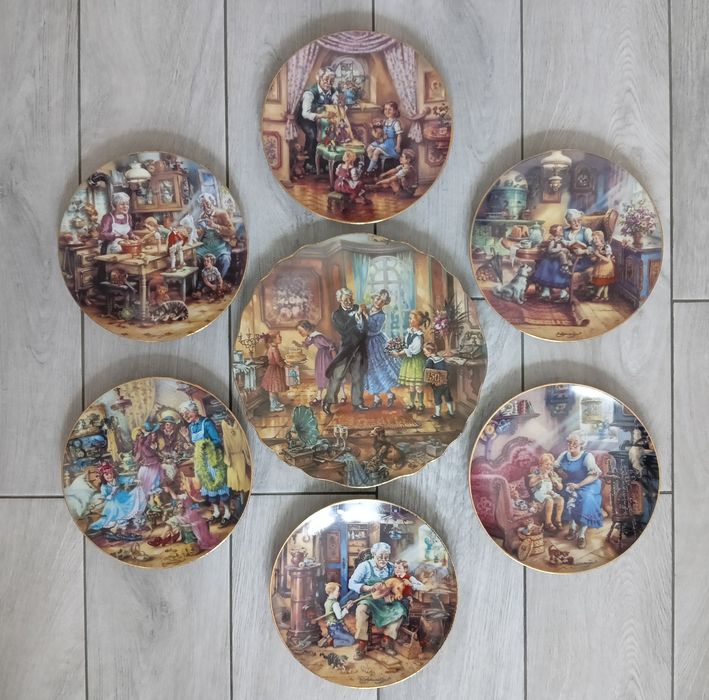 Świąteczne porcelanowe talerze na ścianę.