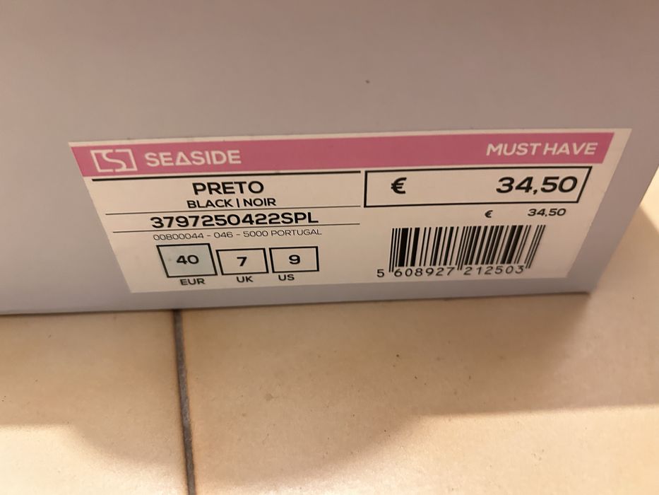 Bota de cano curto preta bico fino tam 40