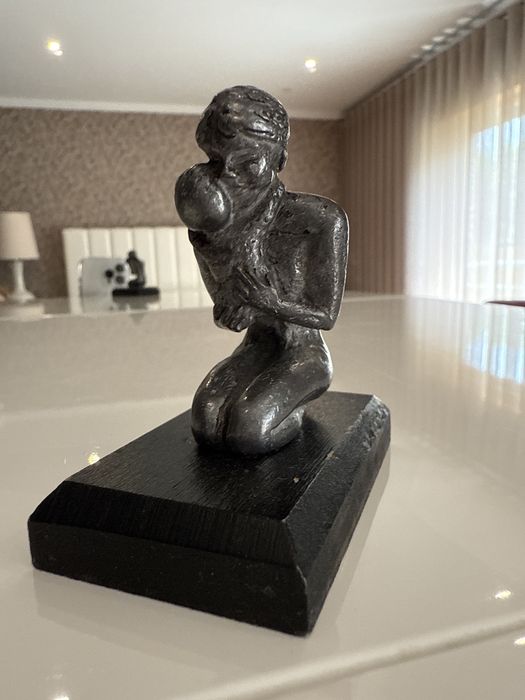 Estatueta mãe abraça filho