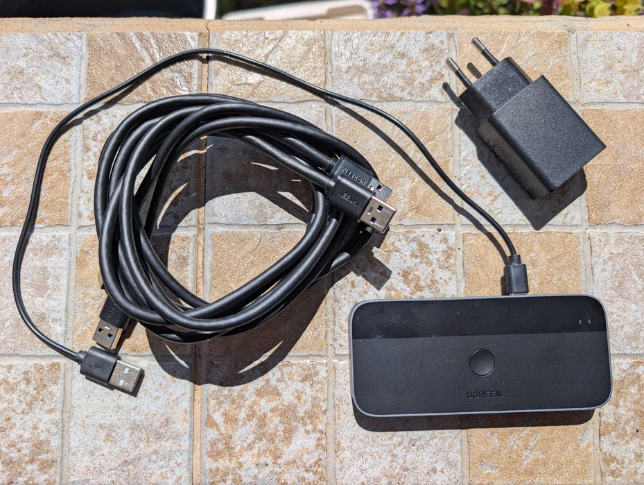 Vendo KVM Ugreen para teclado e rato (não inclui video) mais carregador usado