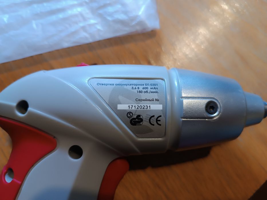 Акумуляторна електровикрутка Intertool 3.6V у кейсі з насадками