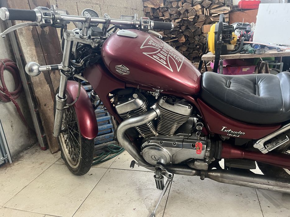 Suzuki intruder vs800