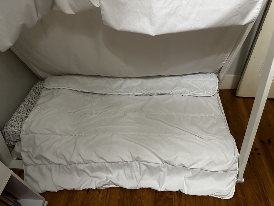 Cama tipi 140x70 com colchão, proteção e roupa de cama incluidos.