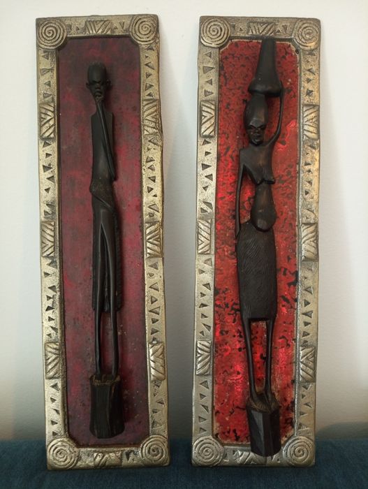 Conjunto de paineis de parede / Quadros tradicionais em metal  trabalhado com estatueta tribal africana esculpida em madeira 54 cm x 15 cm