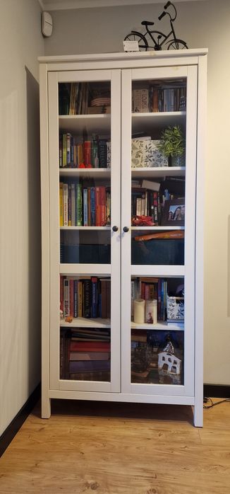 Biała witryna IKEA HEMNES – lite drewno