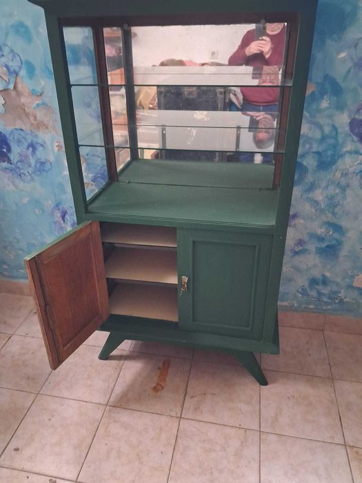 Movel vitrine em nadeira de castanho pintado de verde