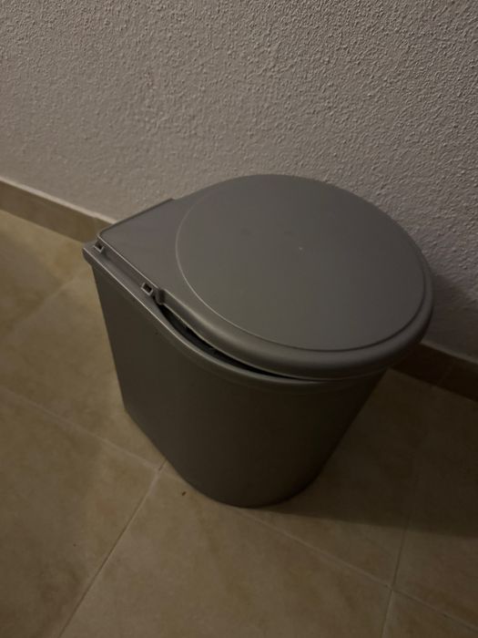 Ofereço balde lixo partido