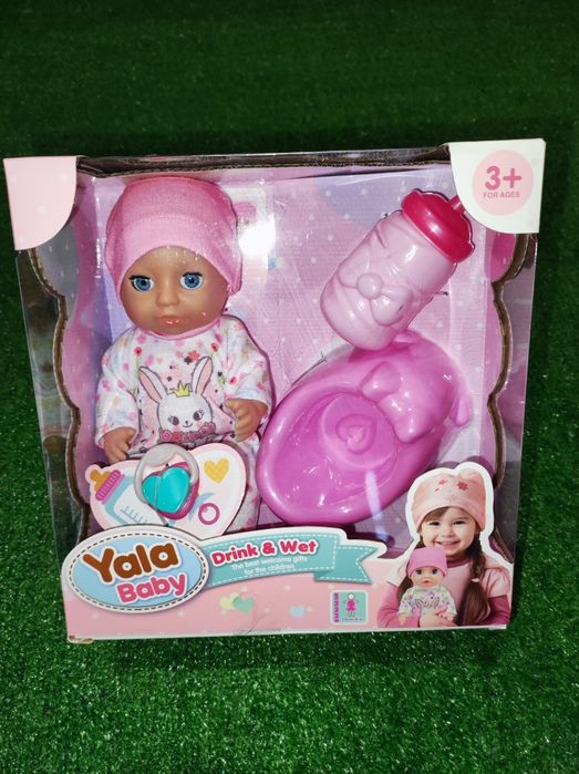 Пупс пьет - писает, пупс у ванній.