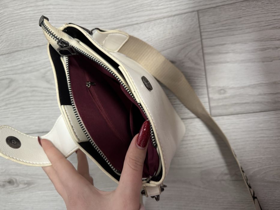 Жіноча кремова сумочка