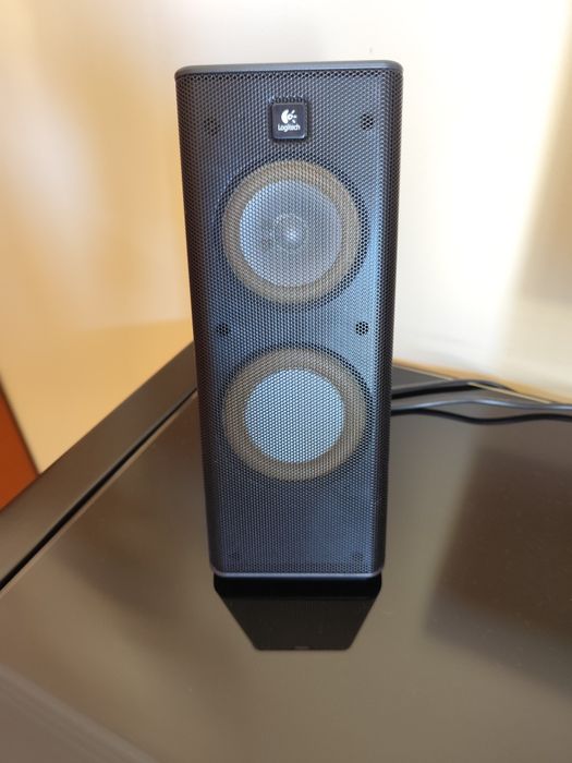 Monitor, colunas e teclado