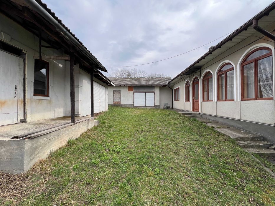 Продаж! Два будинки в жилому стані + гараж