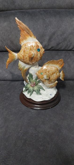 Estátua de peixes em porcelana e madeira