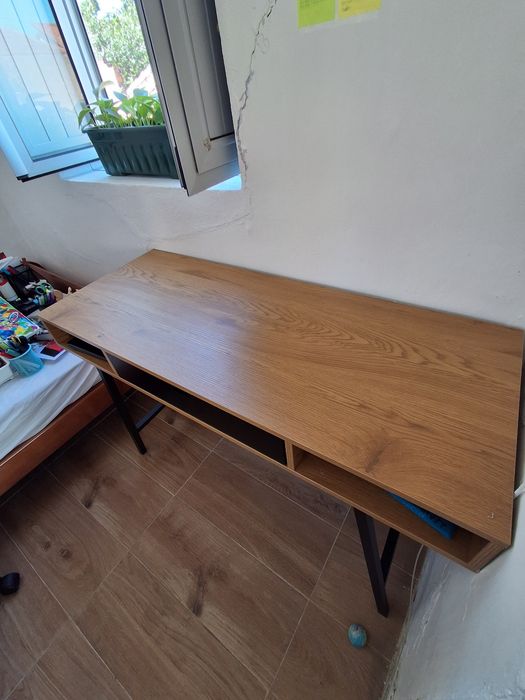 Mesa (Escrivaninha) e cadeira
