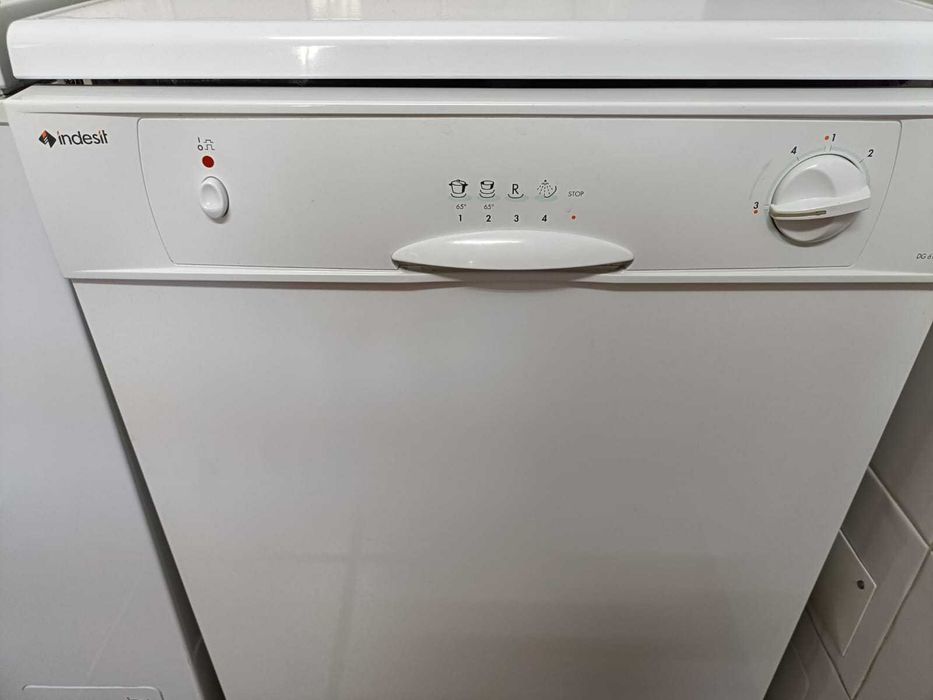 Máquina Lavar Loiça Indesit DG 6100 W + Lote de Peças Suplentes