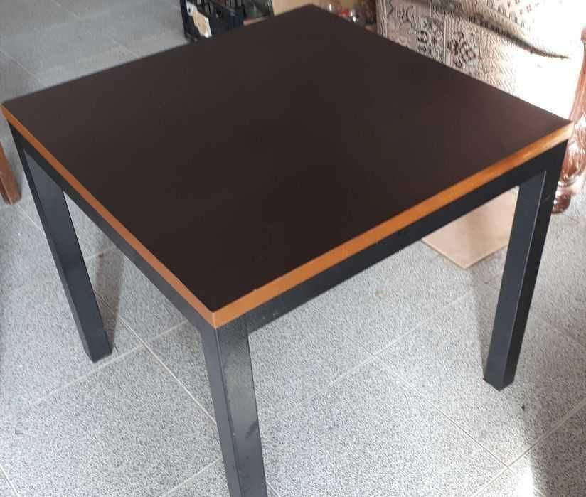 Mesa de apoio com tampo em madeira e estrutura em ferro