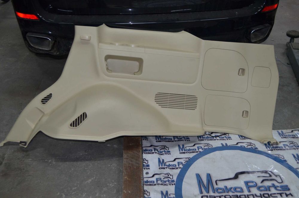 62510-60F50-A1 Обшивка багажника правая Lexus LX450D/570 карта
