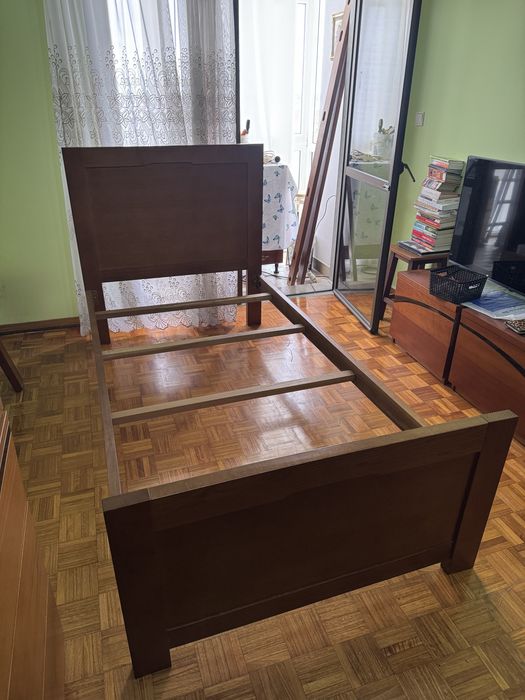 Cama de solteiro em madeira com estrado e colchão – ótimo estado