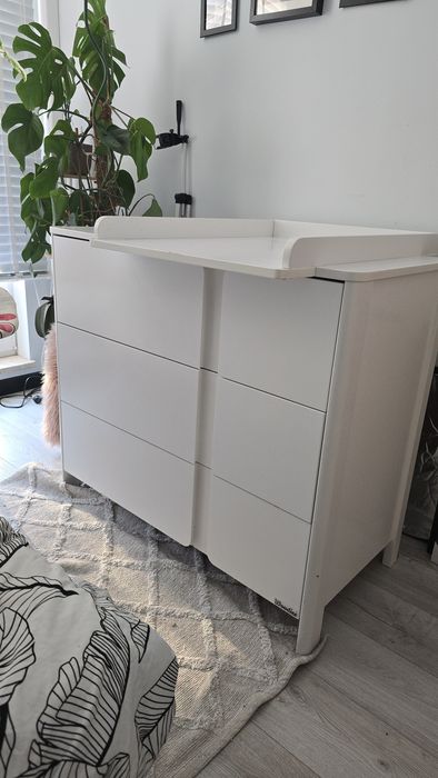 Biała komoda dziecięca Woodies Smooth z nakładanym przewijakiem
