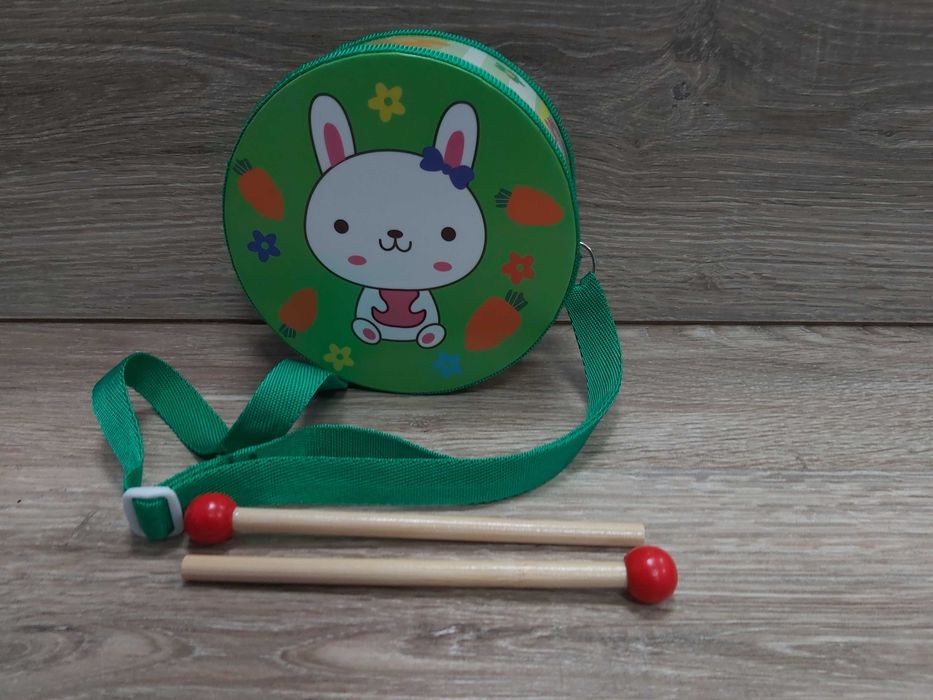 Drewniany bębenek muzyczny ,2 pałeczki ,regulowany pasek