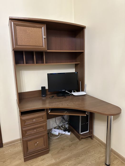 Стіл компюєтерний для дому висота 1,85, ширина 1,10,ліва сторона 1,10,