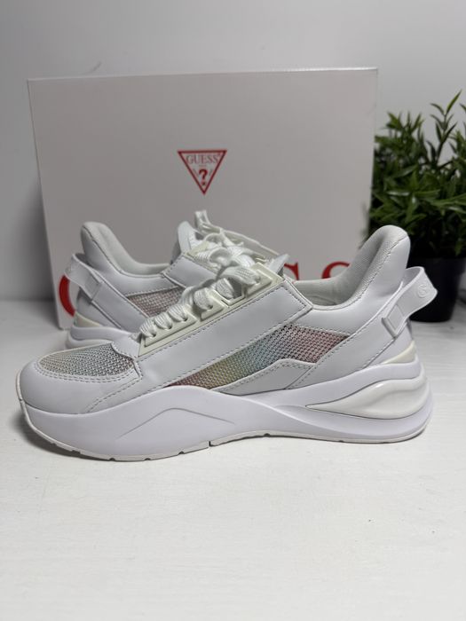 Wygodne sneakersy Guess