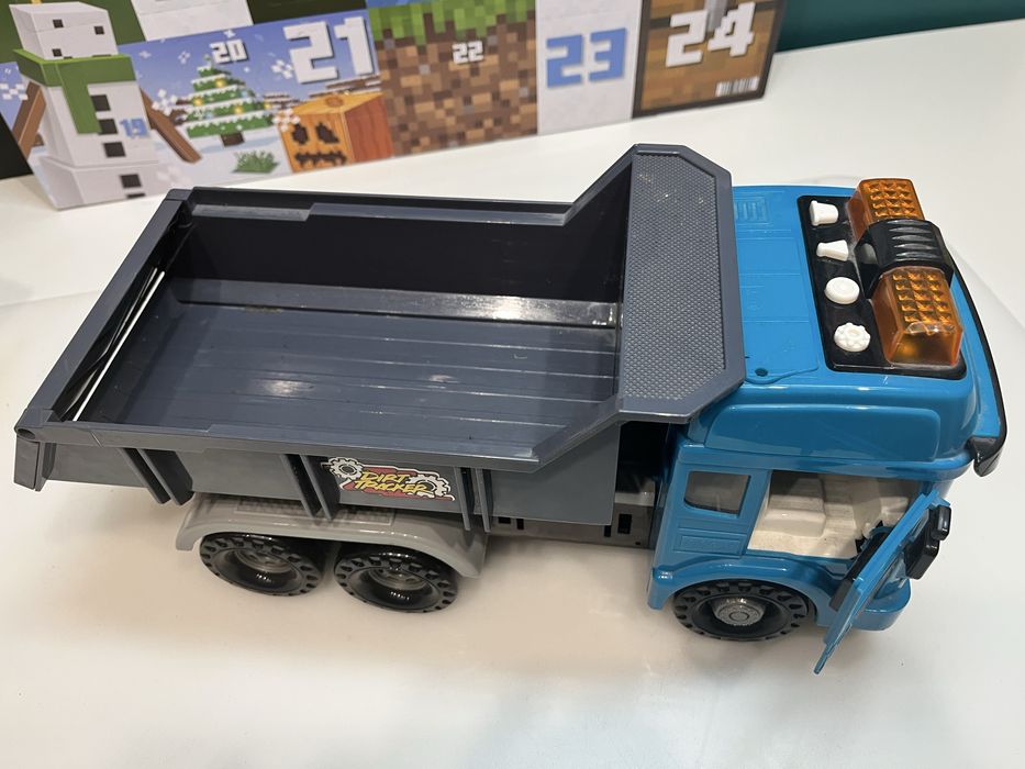 Lefei, Smiki wywrotka z koparka