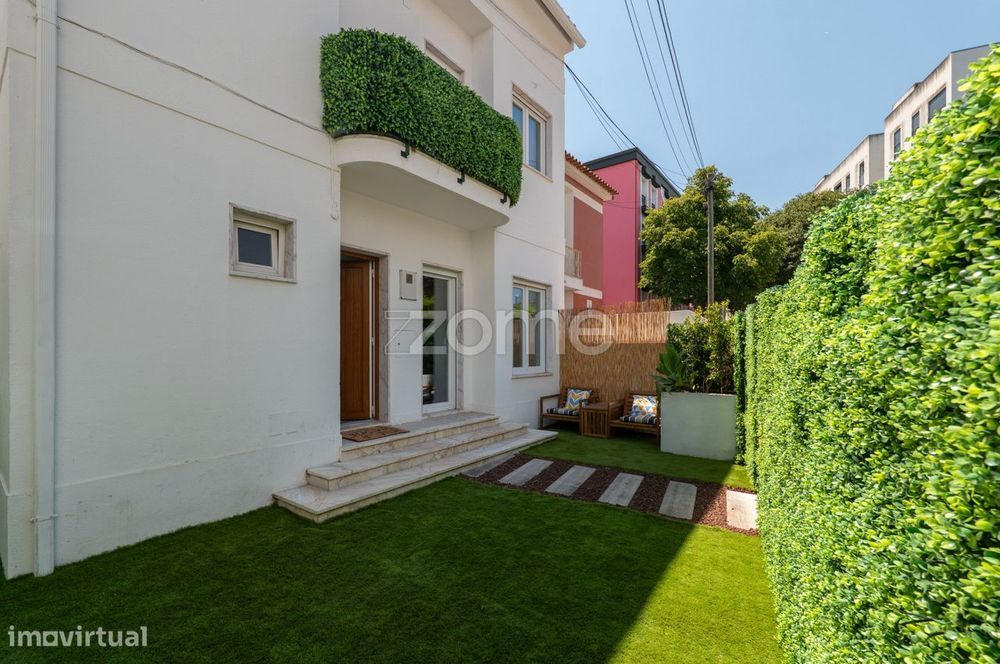 Fantástica Moradia T3+1 Remodelada com Jardim e Terraço em Benfica