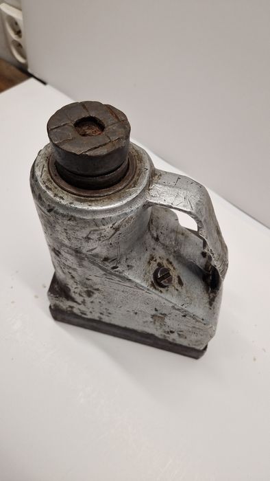 Podnośnik samochodowy 7t