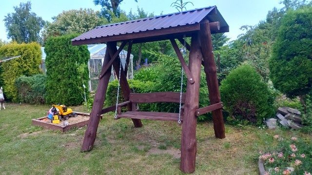 Huśtawka drewniana z dachem do ogrodu