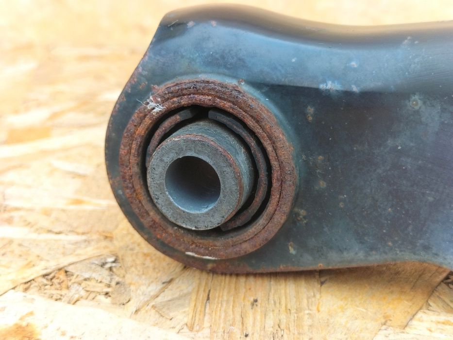 Mitsubishi Eclipse Cross 17- рычаг задний нижний правый / левый