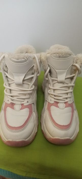 Жіночі зимові кросівки.