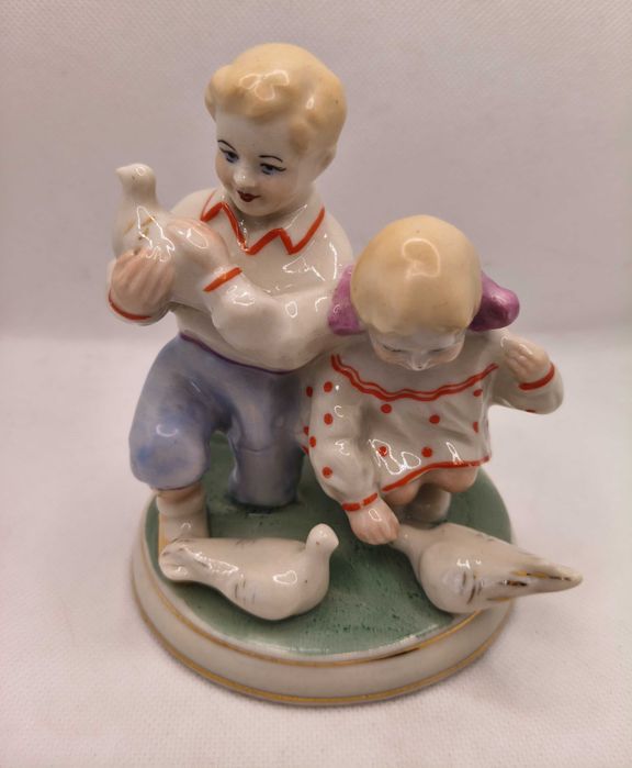 Статуетка порцелянова "Діти з голубами"