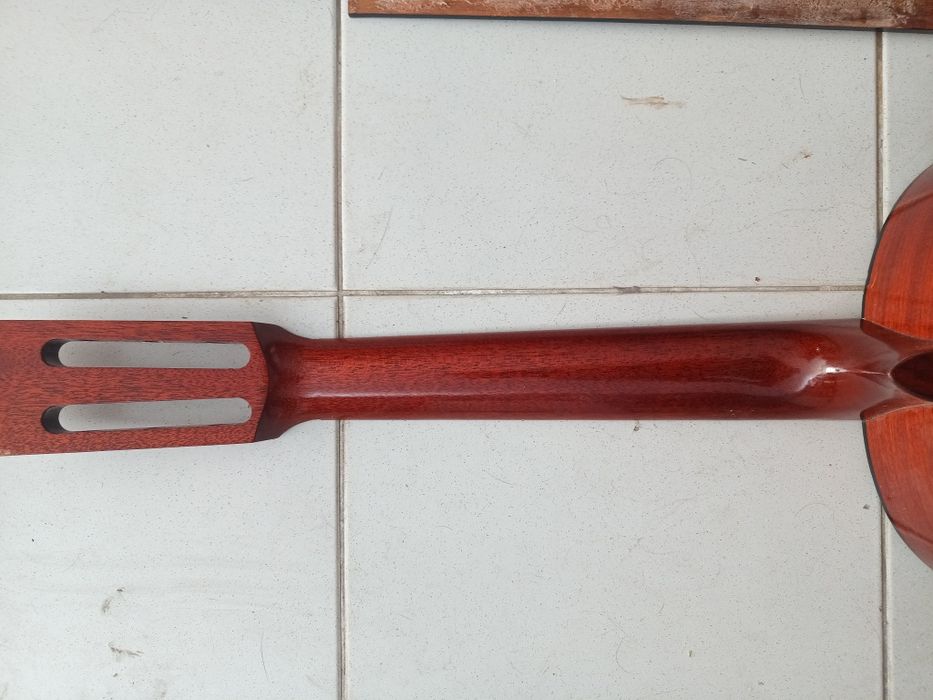 Guitarra espanhola admira modelo Juanita para recuperar com oferta