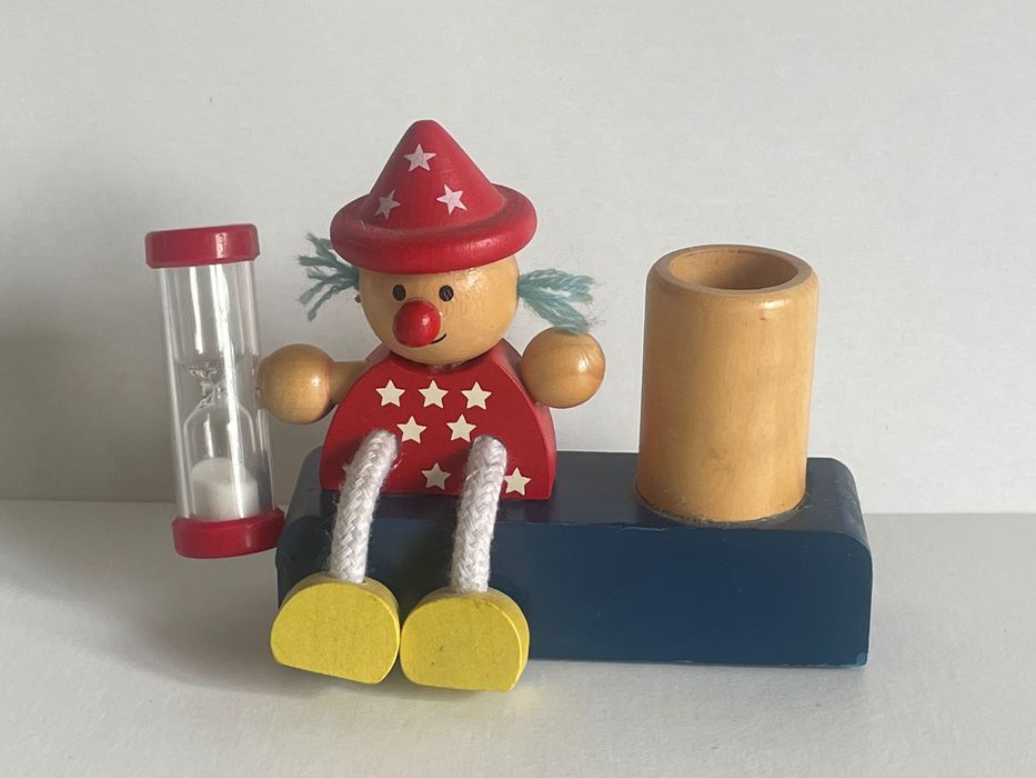 Pajacyk z klepsydrą na biurko