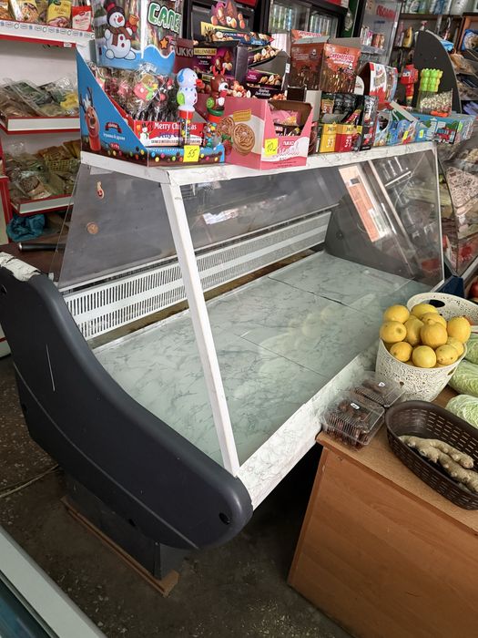 Холодина вітрина під склом