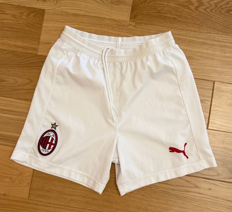Шорти — це Puma AC Milan 2024-25 Home Shorts для дітей на 13-14 років