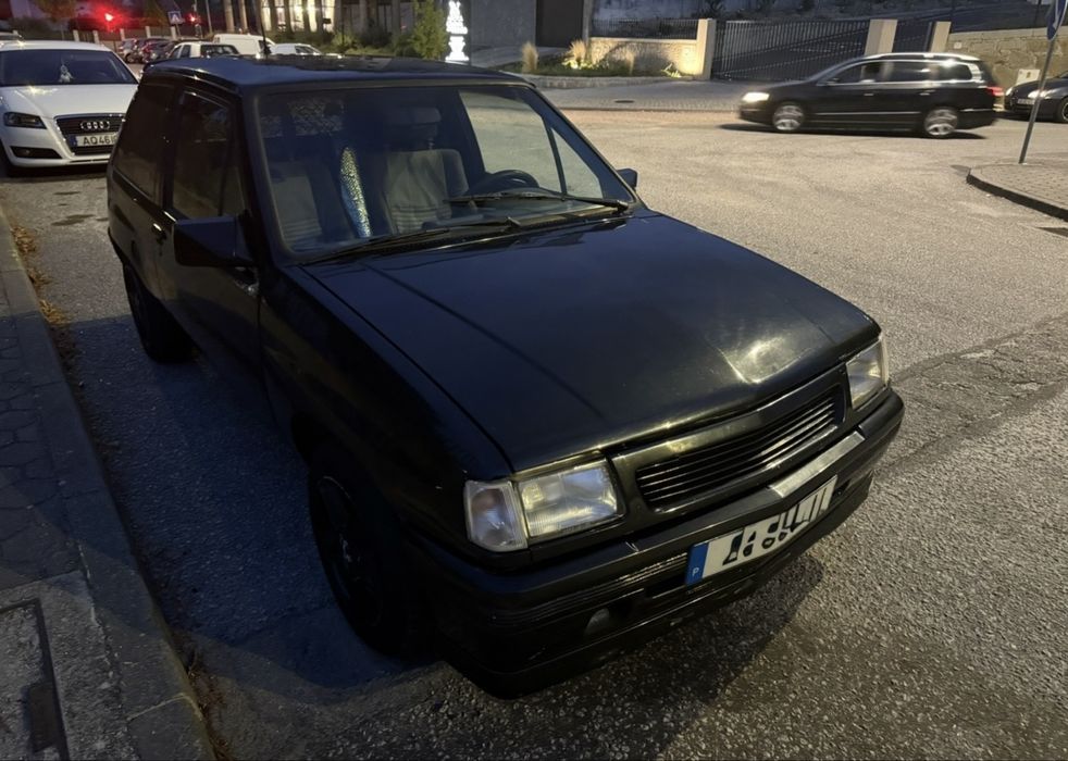 Opel corsa A com engate reboque