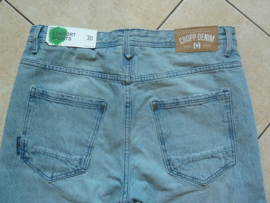 krótkie spodenki jeans poszarpane z dziurami, CRROP r. 30