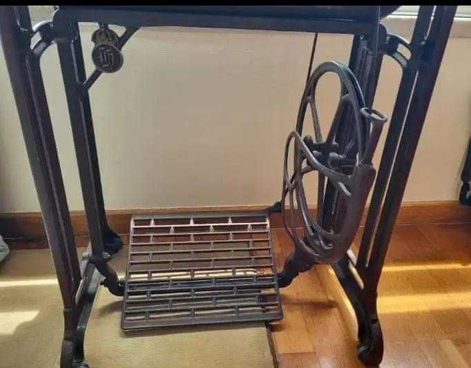 Máquina d costura antiga em perfeito estado,uma antiguidade histórica!
